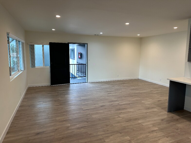 Building Photo - 2021 Beachwood Dr