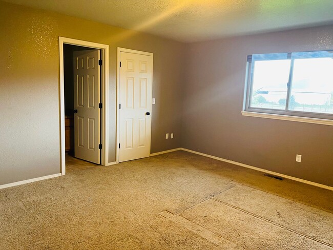 Building Photo - 4 Bed Home On 1.4 Acres In The Bitterroot ...