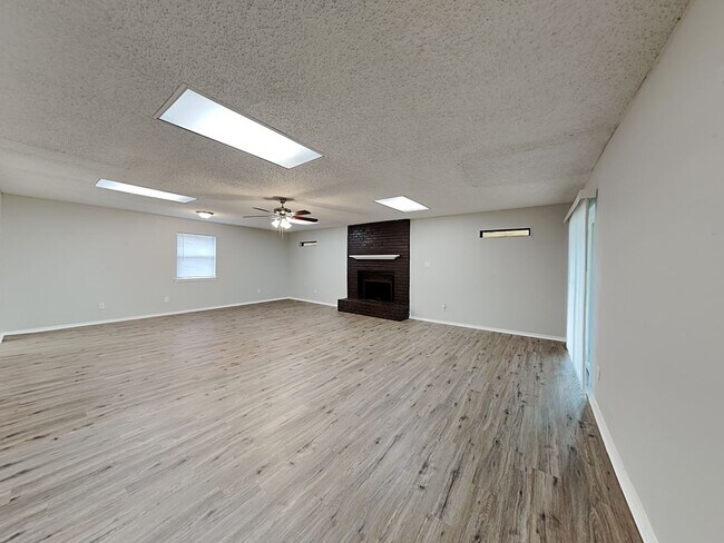 Building Photo - Coming Soon! 3 BR/2BA | Newly Renovated Single Family Home | Fenced backyard | In Mesquite