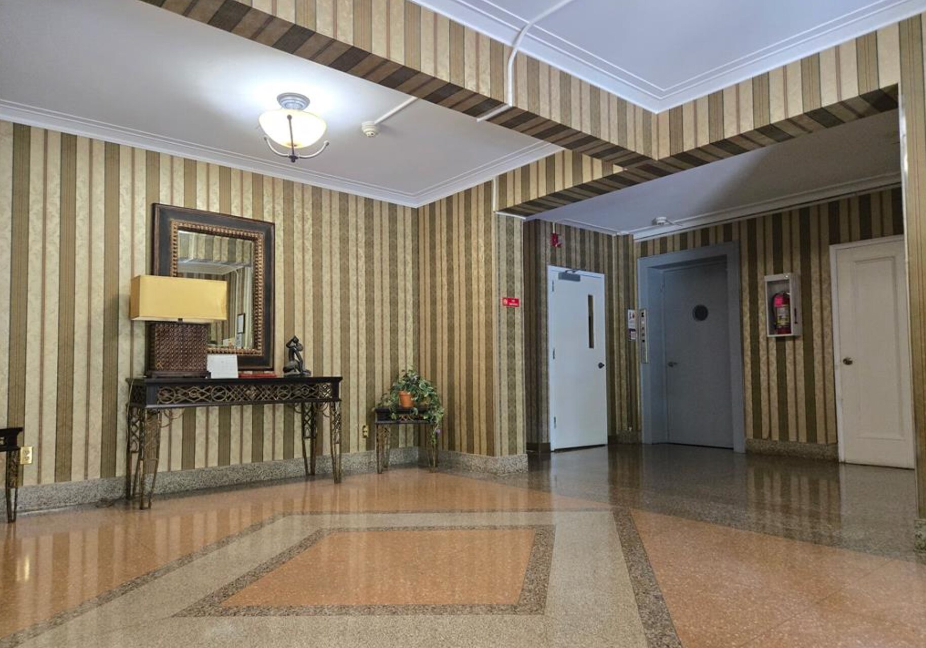 Building Photo - 2330 Linwood Ave