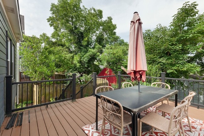 Building Photo - Stylishly Updated 3/2 w/ Large Deck in Grant Park!