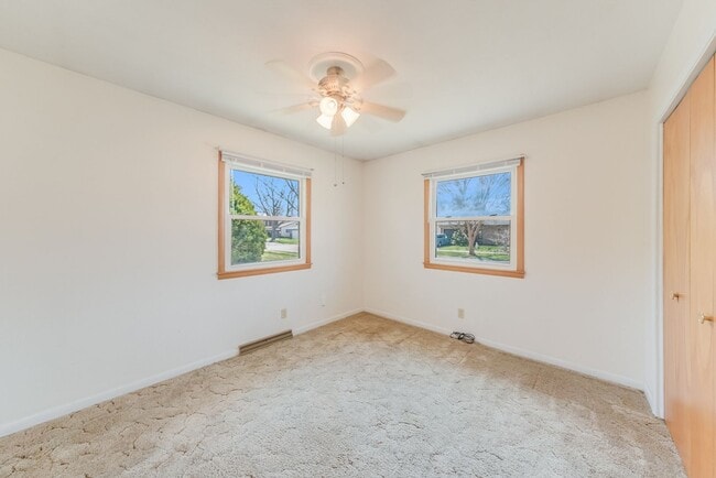 Building Photo - 2 bedroom 1 bathroom duplex-Available JUNE 2026