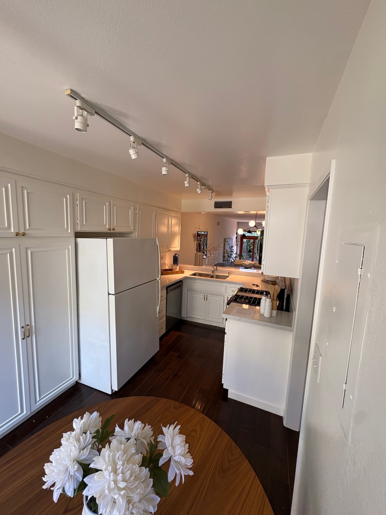 Kitchen with front patio - 1844 Midvale Ave