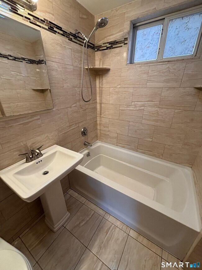 Building Photo - 552 Franklin Ave