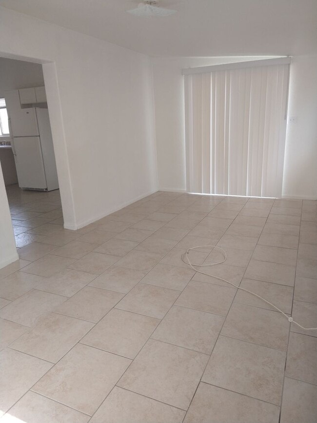 Building Photo - Nice and Quite 1 bedroom 1 bath with Bonus...