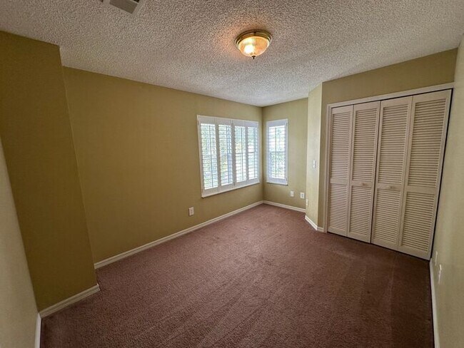 Building Photo - Cozy 3 bed 2.5 bath home in the heart of O...