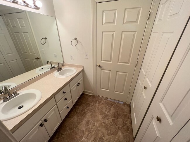 Building Photo - Cozy 3 bedroom home within minutes to Bond Park
