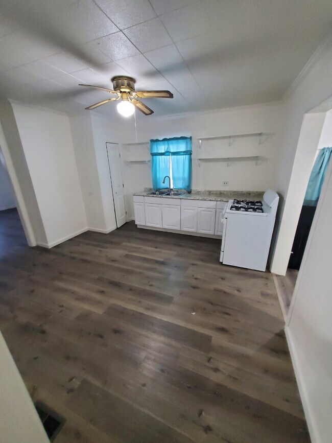 Building Photo - 2 Bedroom on Powell Ave