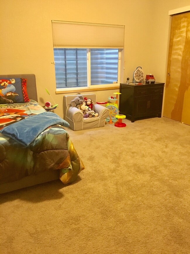 Building Photo - Lovely and Light Open Concept Louisville H...