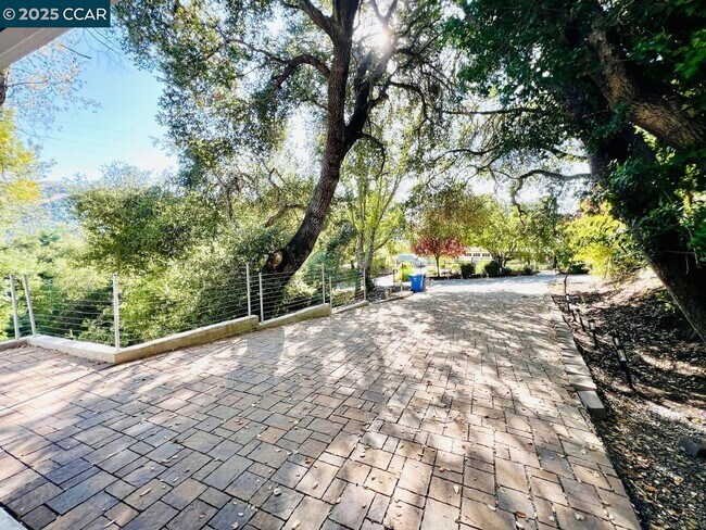 Building Photo - 6 Linda Vista
