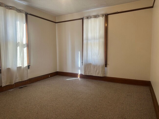 Building Photo - 3 Bedroom / 1.5 Bath Brick Home on 1.4 Acres  Blountville TN