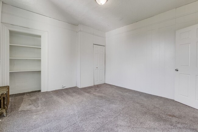 Building Photo - AVAILABLE July 2026 - Huge 5 Bedroom, 2 Bath Home in South Side Slopes w/ Garage Attached!