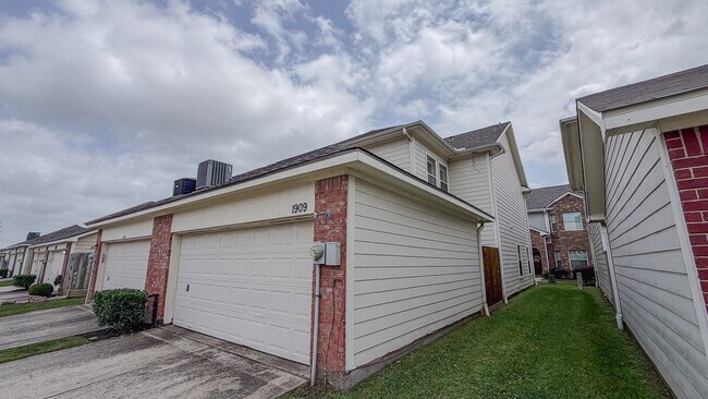 Building Photo - 1909 Kemah Village Dr