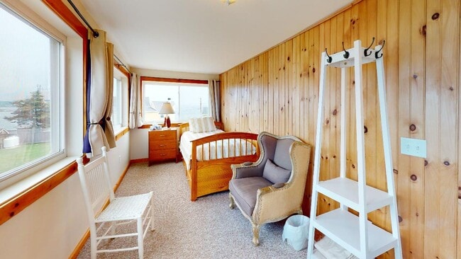 Building Photo - Winter Rental Only. Single Family Available: September 1 to April 30th - May 15th