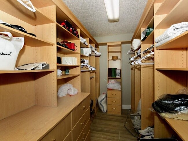 Building Photo - 5979 Pinebrook Dr