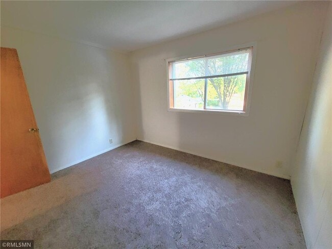 Building Photo - 545 Birchcrest Dr