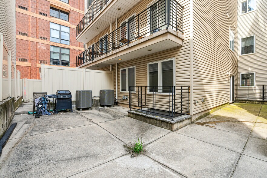 Building Photo - 912 N 16th St
