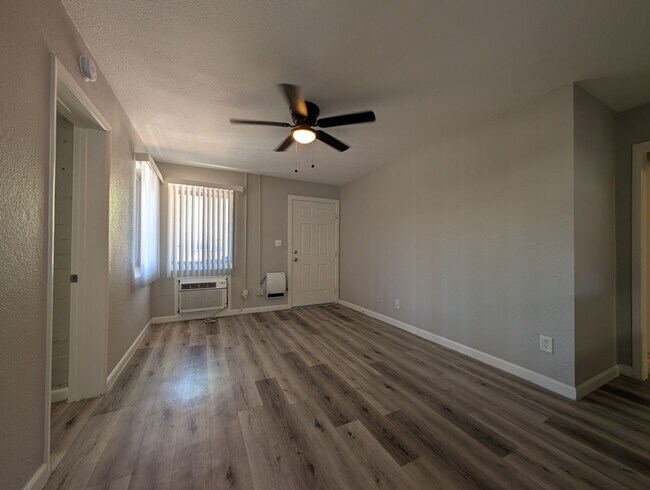Building Photo - 2 BEDROOM APARTMENT IN DOWNTOWN LAS VEGAS