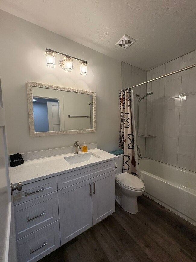 Building Photo - 380 Utah Ave