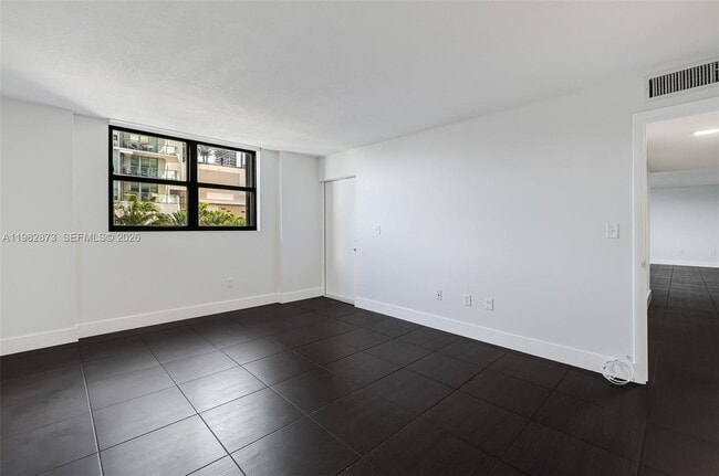 Building Photo - 555 NE 30th St