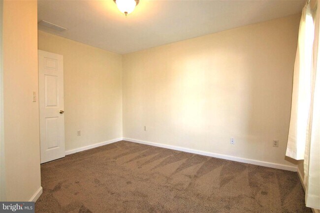 Building Photo - 115 E Sewell St