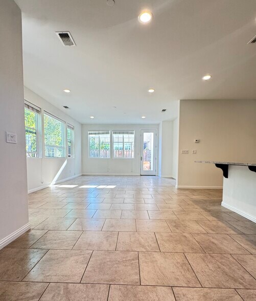 Building Photo - 2616 Admiral Cir
