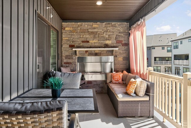 Building Photo - Luxurious 3 Bed 2.5 Bath Townhome In Beautiful Foster's Glen