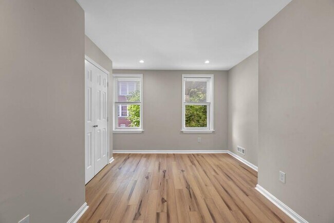 Building Photo - 2042 E Fayette St