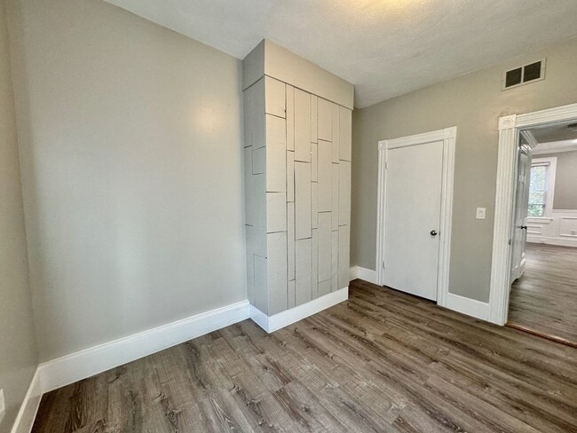 Building Photo - 61 Gates St