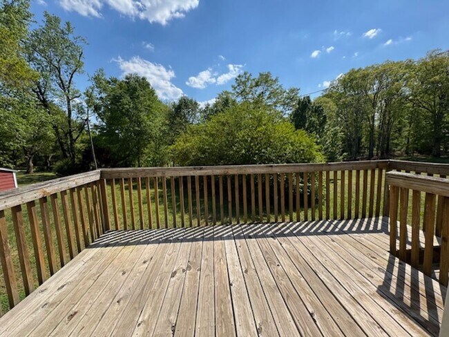 Building Photo - Cute Bungalow home with hardwoods - 2 bedrooms, 1 full bath - nice size yard