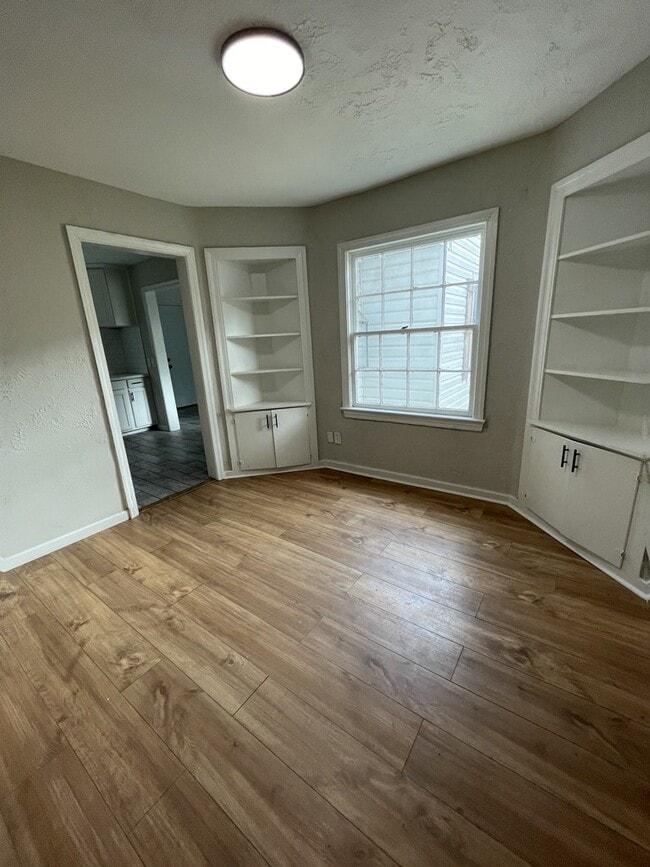 Building Photo - 732 Cedarhurst Rd