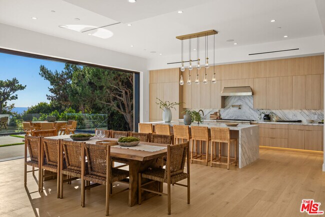 Building Photo - 4732 Avenida Del Mar