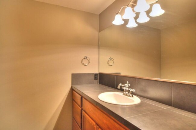 Building Photo - Beautiful Condo in the Heart of Downtown S...