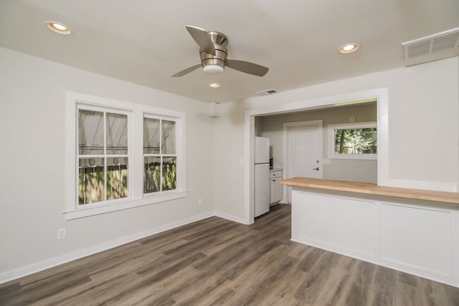 Building Photo - 1 bedroom / 1 bath ~ Just Renovated & Move...