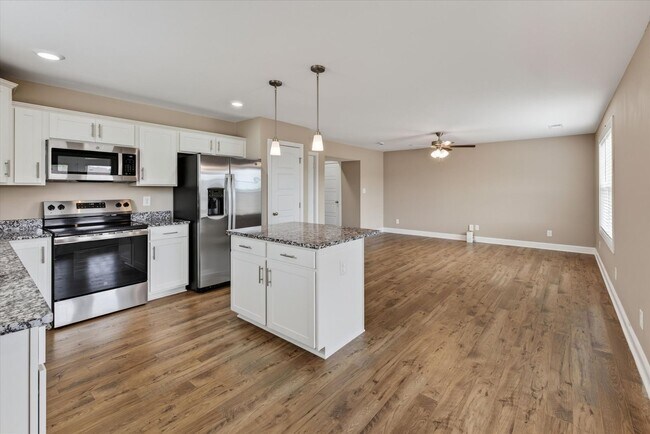 Building Photo - Pet Friendly Three Bedroom!