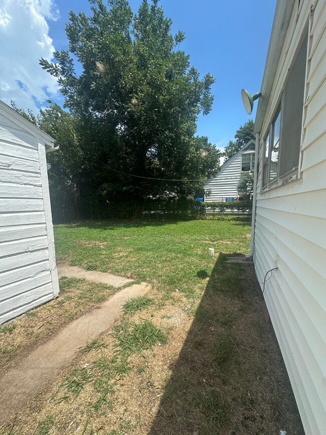 Building Photo - 2 Bed, 1 Bath, 1 Car Garage