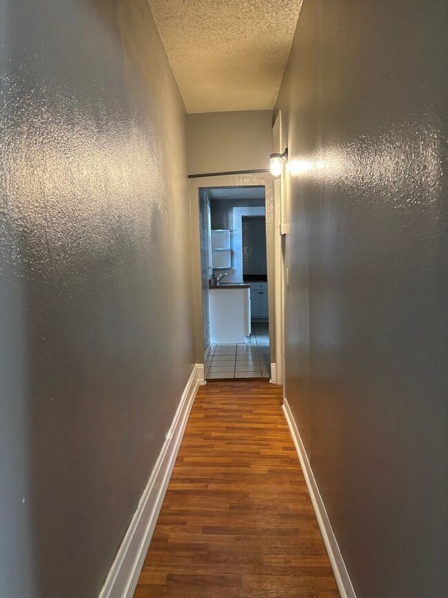 Building Photo - Cozy 2 Bedroom House with a GARAGE!