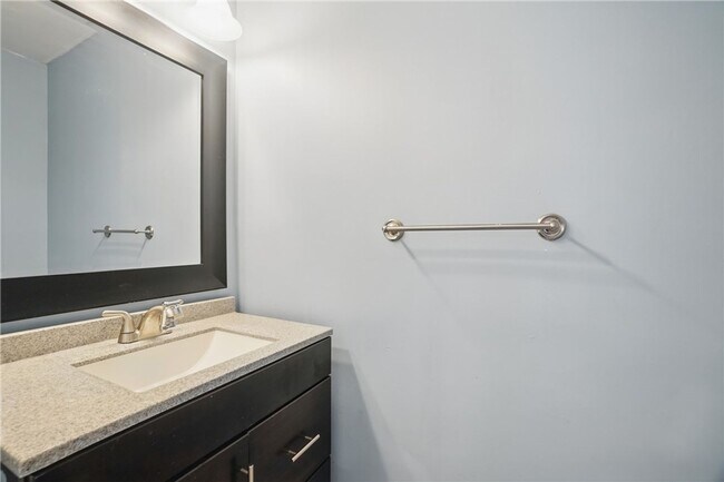 Building Photo - Stylish Townhouse in Prime VA Beach Location!