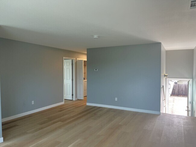 Building Photo - Beautifully Renovated Upstairs unit w/View...