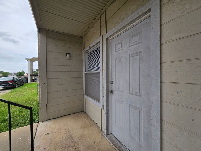Building Photo - SECTION 8 ACCEPTED - WATER INCLUDED - AVAI...