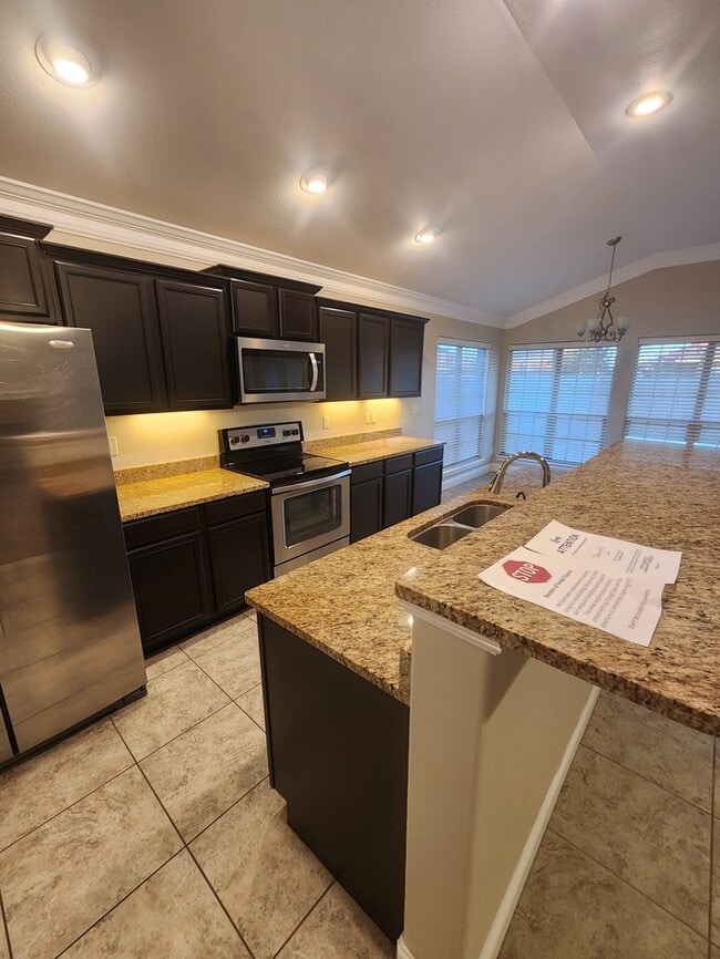 Building Photo - In Legends Park neighborhood! 3 bed 2 bath 2 car garage