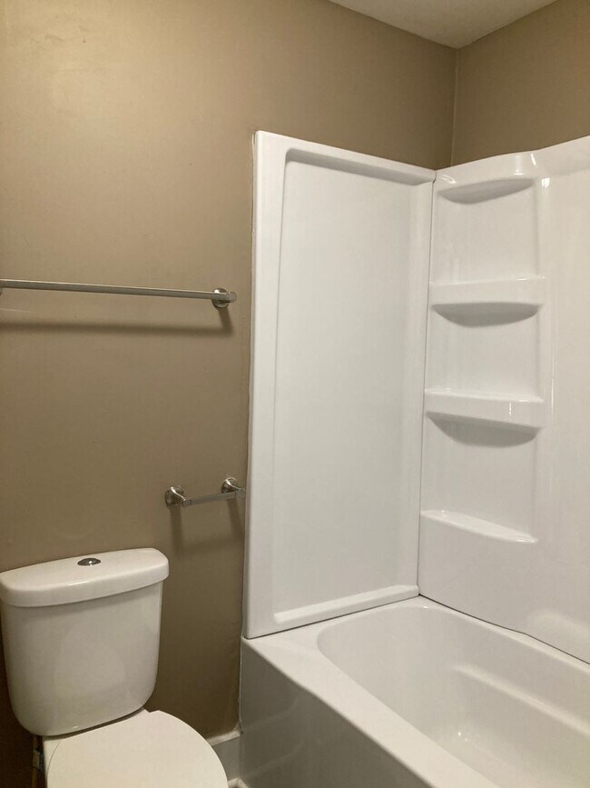 Building Photo - Newly remodeled 3 bedroom