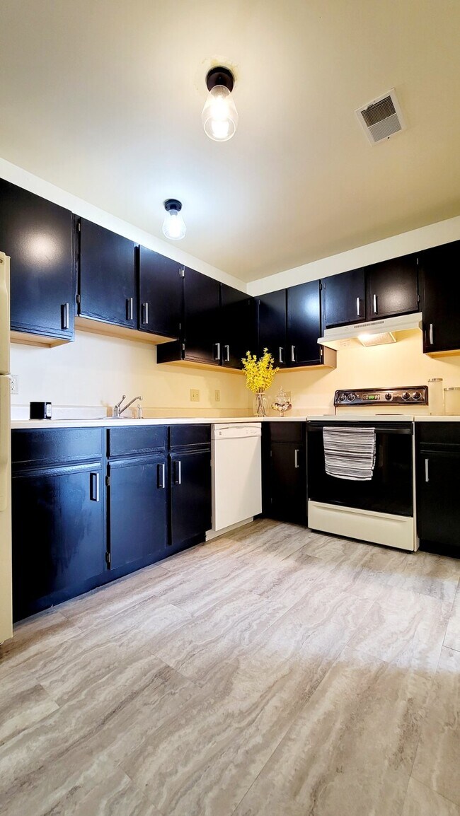 Building Photo - 245 Brookwood Dr
