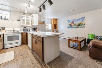 Building Photo - 903 Zeisler St