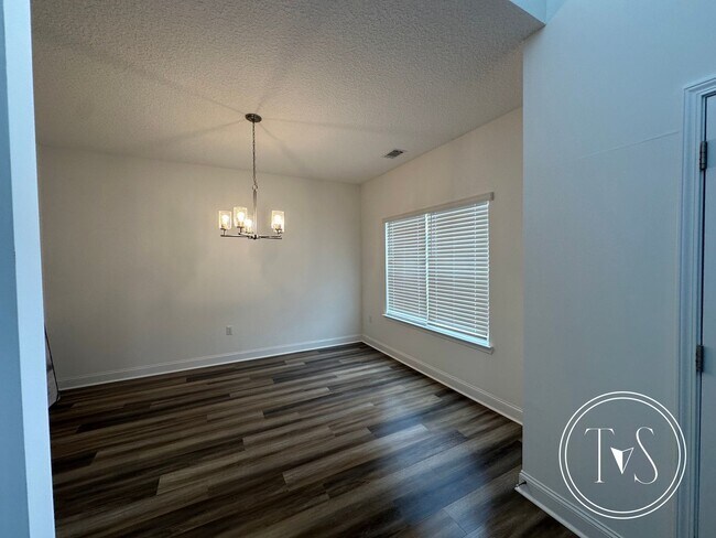 Building Photo - FALL MOVE-IN SPECIAL: $1000 OFF 1ST MONTH'...
