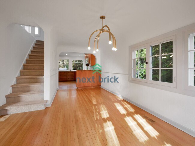 Building Photo - A beautiful 3 bed and 2 bathroom house for...