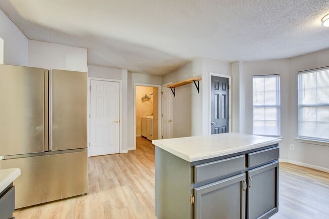 Building Photo - 214 Jouster Way