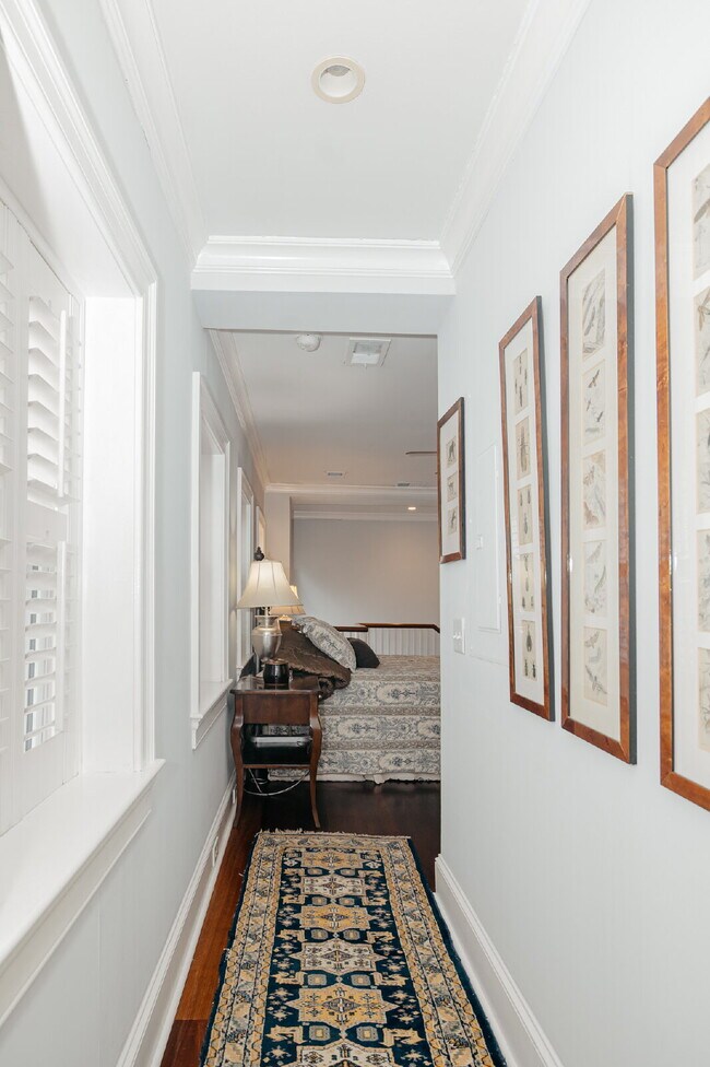 Building Photo - Spacious 1-Bedroom Fully Furnished Townhome in Historic Charleston!