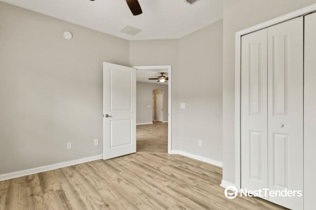 Building Photo - Five Bedroom Beauty in Plummer Creek!