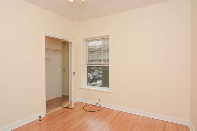 Building Photo - 1622 W Roscoe St